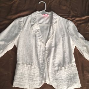 Gently used juniors Medium off white blazer.